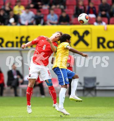 Fussball. 12. Tournament of Nations. U16 Laenderspiel Oesterreich gegen Brasilien. Valentino Mueller,  (Oesterreich), Rhuan Castro  (Brasilien). Woerthersee Arena, Klagenfurt, am 24.4.2015.
Foto: Kuess
---
pressefotos, pressefotografie, kuess, qs, qspictures, sport, bild, bilder, bilddatenbank