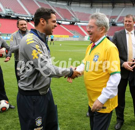 Fussball. 12. Tournament of Nations. U16 Laenderspiel Oesterreich gegen Brasilien.  Bundespraesident Heinz Fischer. Woerthersee Arena, Klagenfurt, am 24.4.2015.
Foto: Kuess
---
pressefotos, pressefotografie, kuess, qs, qspictures, sport, bild, bilder, bilddatenbank