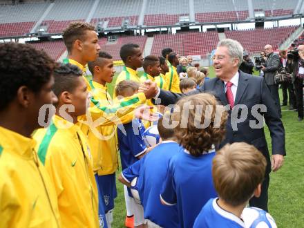 Fussball. 12. Tournament of Nations. U16 Laenderspiel Oesterreich gegen Brasilien.  Bundespraesident Heinz Fischer. Woerthersee Arena, Klagenfurt, am 24.4.2015.
Foto: Kuess
---
pressefotos, pressefotografie, kuess, qs, qspictures, sport, bild, bilder, bilddatenbank