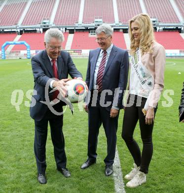 Fussball. 12. Tournament of Nations. U16 Laenderspiel Oesterreich gegen Brasilien.  Bundespraesident Heinz Fischer, Landeshauptmann Peter Kaiser, Eva Maria Bachler. Woerthersee Arena, Klagenfurt, am 24.4.2015.
Foto: Kuess
---
pressefotos, pressefotografie, kuess, qs, qspictures, sport, bild, bilder, bilddatenbank