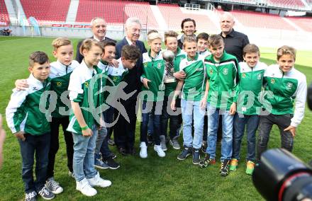 Fussball. 12. Tournament of Nations. U16 Laenderspiel Oesterreich gegen Brasilien.  Ehrung der Kaerntner Meister. U12 Voelkermarkt. . Woerthersee Arena, Klagenfurt, am 24.4.2015.
Foto: Kuess
---
pressefotos, pressefotografie, kuess, qs, qspictures, sport, bild, bilder, bilddatenbank