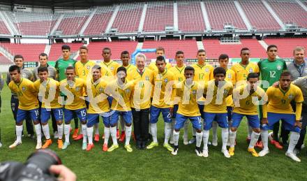 Fussball. 12. Tournament of Nations. U16 Laenderspiel Oesterreich gegen Brasilien.  Mannschaftsfoto mit Bundespraesident Heinz Fischer. Woerthersee Arena, Klagenfurt, am 24.4.2015.
Foto: Kuess
---
pressefotos, pressefotografie, kuess, qs, qspictures, sport, bild, bilder, bilddatenbank