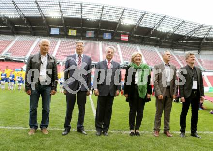 Fussball. 12. Tournament of Nations. U16 Laenderspiel Oesterreich gegen Brasilien.  Buergermeister Koetschach Mauthen, Landeshauptmann Peter Kaiser, Bundespraesident Heinz Fischer, Buergermeisterin Marie Luise Mathiaschitz, Vizebuergermeister Juergen Pfeiler, Landessportdirektor Arno Arthofer. Woerthersee Arena, Klagenfurt, am 24.4.2015.
Foto: Kuess
---
pressefotos, pressefotografie, kuess, qs, qspictures, sport, bild, bilder, bilddatenbank