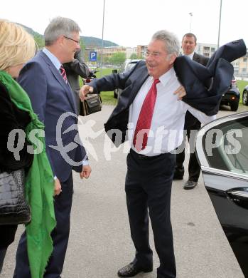 Fussball. 12. Tournament of Nations. U16 Laenderspiel Oesterreich gegen Brasilien. Ankunft BundesprÃ¤sident Heinz Fischer, Landeshauptmann Peter Kaiser. Woerthersee Arena, Klagenfurt, am 24.4.2015.
Foto: Kuess
---
pressefotos, pressefotografie, kuess, qs, qspictures, sport, bild, bilder, bilddatenbank