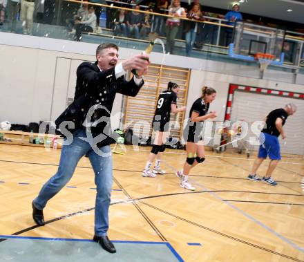 WVL. Women Volley League. ATSC Wildcats gegen SVS Post Schwechat.  Jubel Trainer zoran nikolic (Post). KLagenfurt, am 25.4.2015.
Foto: Kuess
---
pressefotos, pressefotografie, kuess, qs, qspictures, sport, bild, bilder, bilddatenbank