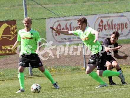 Fussball. Kaerntner Liga. Koettmannsdorf gegen Kuehnsdorf. Jakob Orgonyi (Koettmannsdorf), Martin Podgornik, Klemen Sebul, (Kuehnsdorf). Koettmannsdorf, 26.4.2015.
Foto: Kuess
---
pressefotos, pressefotografie, kuess, qs, qspictures, sport, bild, bilder, bilddatenbank