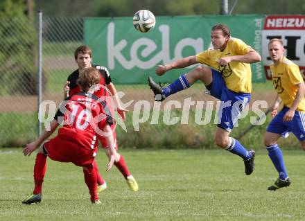 Fussball Unterliga Ost. Woelfnitz gegen St. Michael/Bleiburg. David Tamegger,  (Woelfnitz), Guenther Feimuth (St. Michael). Woelfnitz, am 2.5.2015.
Foto: Kuess
---
pressefotos, pressefotografie, kuess, qs, qspictures, sport, bild, bilder, bilddatenbank