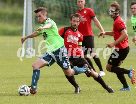 Fussball Kaerntner Liga. Maria Saal gegen Feldkirchen.  Roland Krenn,  (Maria Saal), Mathias Regal (Feldkirchen). Maria Saal, am 2.5.2015.
Foto: Kuess
---
pressefotos, pressefotografie, kuess, qs, qspictures, sport, bild, bilder, bilddatenbank