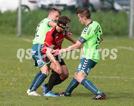 Fussball Kaerntner Liga. Maria Saal gegen Feldkirchen. Bernhard Walzl, (Maria Saal), Kevin Alfons Bretis, Mathias Regal  (Feldkirchen). Maria Saal, am 2.5.2015.
Foto: Kuess
---
pressefotos, pressefotografie, kuess, qs, qspictures, sport, bild, bilder, bilddatenbank