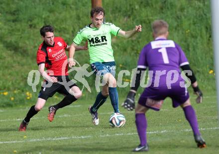 Fussball Kaerntner Liga. Maria Saal gegen Feldkirchen. Sebastian Kaiser, (Maria Saal), Sandro Struckl  (Feldkirchen). Maria Saal, am 2.5.2015.
Foto: Kuess
---
pressefotos, pressefotografie, kuess, qs, qspictures, sport, bild, bilder, bilddatenbank