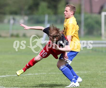 Fussball Unterliga Ost. Woelfnitz gegen St. Michael/Bleiburg. David Tamegger,  (Woelfnitz), Georg Woschitz (St. Michael). Woelfnitz, am 2.5.2015.
Foto: Kuess
---
pressefotos, pressefotografie, kuess, qs, qspictures, sport, bild, bilder, bilddatenbank