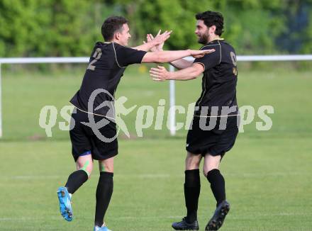 Fussball Kaerntner Liga. VSV gegen Koettmannsdorf. Torjubel Christian HUtter, Stephan Buergler   (Koettmannsdorf). Villach, am 2.5.2015.
Foto: Kuess
---
pressefotos, pressefotografie, kuess, qs, qspictures, sport, bild, bilder, bilddatenbank