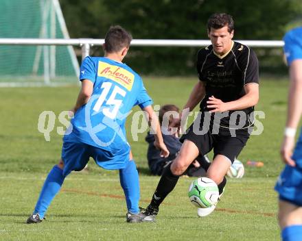 Fussball Kaerntner Liga. VSV gegen Koettmannsdorf. Ivan Krnjic, (VSV),   Christoph Pibal  (Koettmannsdorf). Villach, am 2.5.2015.
Foto: Kuess
---
pressefotos, pressefotografie, kuess, qs, qspictures, sport, bild, bilder, bilddatenbank