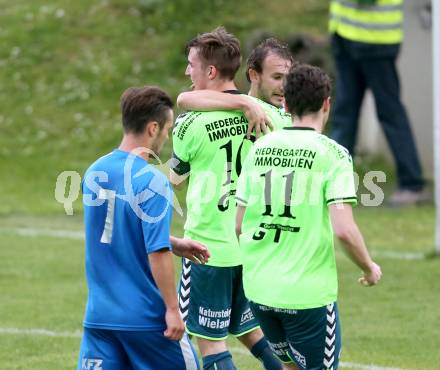 Fussball Kaerntner Liga. SV Feldkirchen/SV Oberglan gegen Annabichler Sportverein. Torjubel Mathias Regal (Feldkirchen). Feldkirchen, am 9.5.2015.
Foto: Kuess
---
pressefotos, pressefotografie, kuess, qs, qspictures, sport, bild, bilder, bilddatenbank