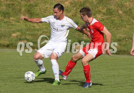 Fussball Unterliga Ost. SPG FC Poggersdorf gegen KAC 1909. Blaz Brezovacki,  (Poggersdorf), Bernhard Karre (KAC). Poggersdorf, am 10.5.2015.
Foto: Kuess
---
pressefotos, pressefotografie, kuess, qs, qspictures, sport, bild, bilder, bilddatenbank