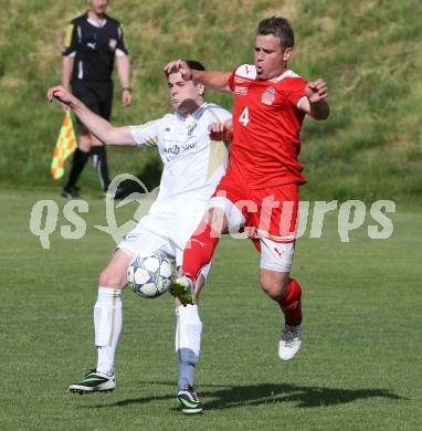 Fussball Unterliga Ost. SPG FC Poggersdorf gegen KAC 1909. Martin Hofbauer, (Poggersdorf),  Laslo Rozgonji (KAC). Poggersdorf, am 10.5.2015.
Foto: Kuess
---
pressefotos, pressefotografie, kuess, qs, qspictures, sport, bild, bilder, bilddatenbank