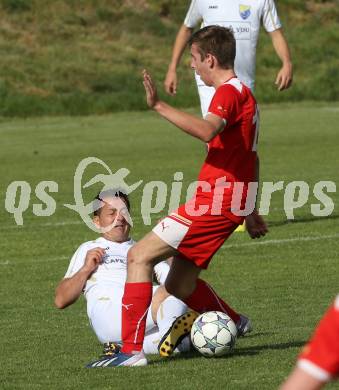 Fussball Unterliga Ost. SPG FC Poggersdorf gegen KAC 1909. Lucian Florin Orga, (Poggersdorf), Bernhard Karre (KAC). Poggersdorf, am 10.5.2015.
Foto: Kuess
---
pressefotos, pressefotografie, kuess, qs, qspictures, sport, bild, bilder, bilddatenbank