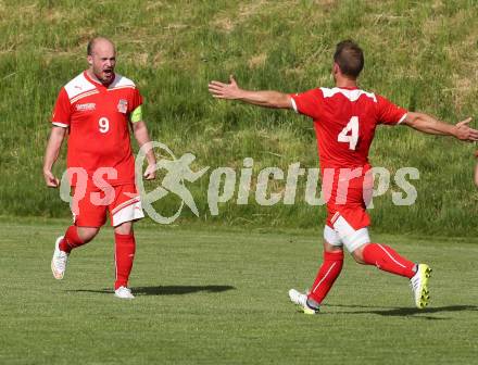 Fussball Unterliga Ost. SPG FC Poggersdorf gegen KAC 1909. Torjubel Daniel Barrazutti, Laslo Rozgonji (KAC). Poggersdorf, am 10.5.2015.
Foto: Kuess
---
pressefotos, pressefotografie, kuess, qs, qspictures, sport, bild, bilder, bilddatenbank