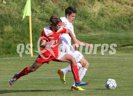 Fussball Unterliga Ost. SPG FC Poggersdorf gegen KAC 1909. Fabian Krenn,  (Poggersdorf), Michael Eisterlehner (KAC). Poggersdorf, am 10.5.2015.
Foto: Kuess
---
pressefotos, pressefotografie, kuess, qs, qspictures, sport, bild, bilder, bilddatenbank