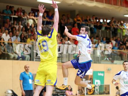 Handball Bundesliga. Aufstiegs Play Off. Halbfinale. SC Ferlach gegen UHC Erste Bank Hollabrunn. Dean Davic Pomorisac, (SCF), Kristof Gal  (Hollabrunn). Ferlach, am 11.5.2015.
Foto: Kuess
---
pressefotos, pressefotografie, kuess, qs, qspictures, sport, bild, bilder, bilddatenbank