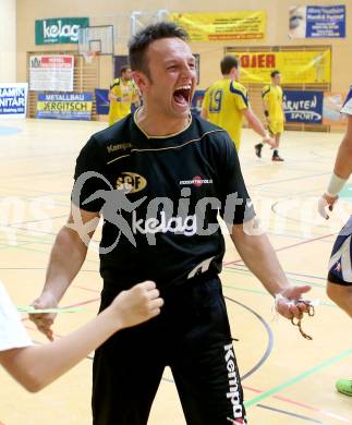 Handball Bundesliga. Aufstiegs Play Off. Halbfinale. SC Ferlach gegen UHC Erste Bank Hollabrunn.  Jubel Trainer Dino Poje (SCF). Ferlach, am 11.5.2015.
Foto: Kuess
---
pressefotos, pressefotografie, kuess, qs, qspictures, sport, bild, bilder, bilddatenbank