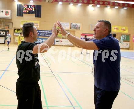 Handball Bundesliga. Aufstiegs Play Off. Halbfinale. SC Ferlach gegen UHC Erste Bank Hollabrunn. Jubel Trainer Dino Poje, Wolfgang Wischounig (SCF). Ferlach, am 11.5.2015.
Foto: Kuess
---
pressefotos, pressefotografie, kuess, qs, qspictures, sport, bild, bilder, bilddatenbank