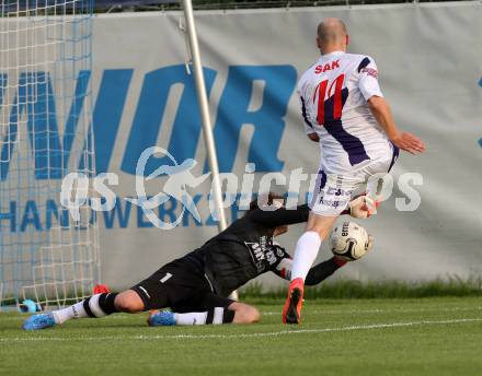 Fussball Regionalliga. SAK gegen Vorwaerts Steyr. Christian Dlopst,  (SAK),  Reinhard Grossalber (Vorwaerts Steyr). Klagenfurt, 12.5.2015.
Foto: Kuess
---
pressefotos, pressefotografie, kuess, qs, qspictures, sport, bild, bilder, bilddatenbank