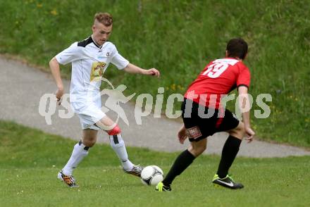 Fussball Kaerntner Liga. Maria Saal gegen Spittal/Drau. Marco Mueller,  (Maria Saal), Daniel Urbas (Spittal). Maria Saal, am 13.5.2015.
Foto: Kuess
---
pressefotos, pressefotografie, kuess, qs, qspictures, sport, bild, bilder, bilddatenbank