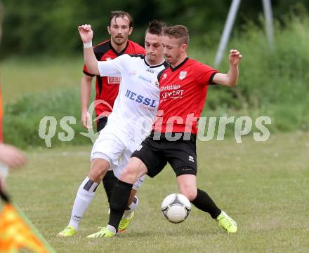 Fussball Kaerntner Liga. Maria Saal gegen Spittal/Drau. Christof Reichmann,  (Maria Saal), Marko Modic (Spittal). Maria Saal, am 13.5.2015.
Foto: Kuess
---
pressefotos, pressefotografie, kuess, qs, qspictures, sport, bild, bilder, bilddatenbank