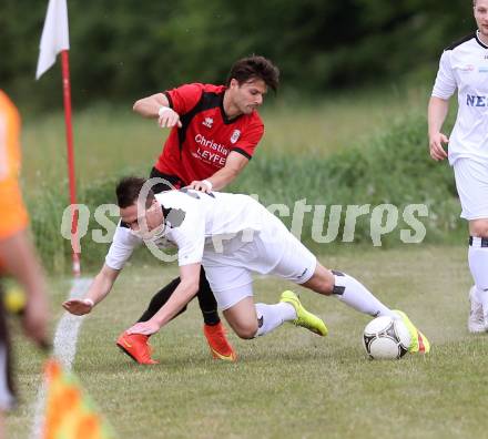 Fussball Kaerntner Liga. Maria Saal gegen Spittal/Drau. Zsolt Vari,  (Maria Saal), Marko Modic (Spittal). Maria Saal, am 13.5.2015.
Foto: Kuess
---
pressefotos, pressefotografie, kuess, qs, qspictures, sport, bild, bilder, bilddatenbank