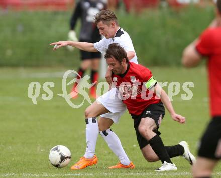 Fussball Kaerntner Liga. Maria Saal gegen Spittal/Drau. Roland Krenn,  (Maria Saal), Konstantin Kamnig (Spittal). Maria Saal, am 13.5.2015.
Foto: Kuess
---
pressefotos, pressefotografie, kuess, qs, qspictures, sport, bild, bilder, bilddatenbank