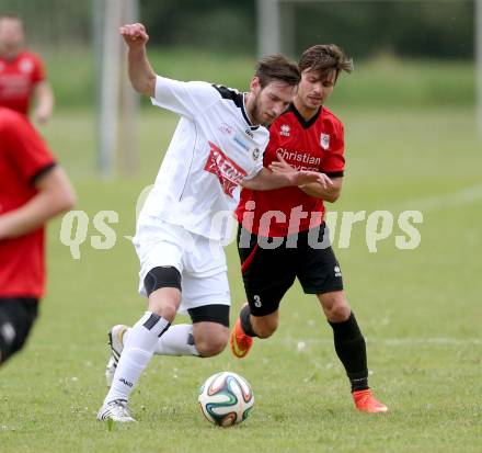 Fussball Kaerntner Liga. Maria Saal gegen Spittal/Drau.  Zsolt Vari, (Maria Saal), Mario Habunek  (Spittal). Maria Saal, am 13.5.2015.
Foto: Kuess
---
pressefotos, pressefotografie, kuess, qs, qspictures, sport, bild, bilder, bilddatenbank