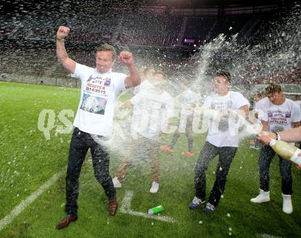 Fussball Regionalliga. SK Austria Klagenfurt gegen Kalsdorf. Sektdusche fuer Trainer Manfred Bender (SK Austria Klagenfurt). Klagenfurt, 16.5.2015.
Foto: Kuess

---
pressefotos, pressefotografie, kuess, qs, qspictures, sport, bild, bilder, bilddatenbank