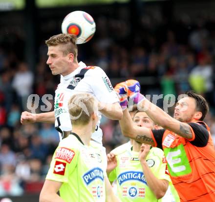 Fussball Bundesliga. RZ Pellets WAC gegen SK Puntigamer Sturm Graz.  Tadej Trdina, (WAC), Christian Gratzei (Graz). Wolfsberg, am 16.5.2015.
Foto: Kuess

---
pressefotos, pressefotografie, kuess, qs, qspictures, sport, bild, bilder, bilddatenbank