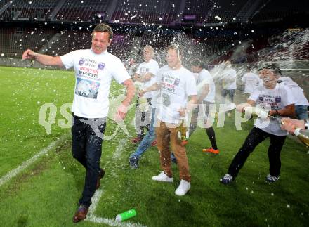 Fussball Regionalliga. SK Austria Klagenfurt gegen Kalsdorf. Sektdusche fuer Trainer Manfred Bender (SK Austria Klagenfurt). Klagenfurt, 16.5.2015.
Foto: Kuess

---
pressefotos, pressefotografie, kuess, qs, qspictures, sport, bild, bilder, bilddatenbank