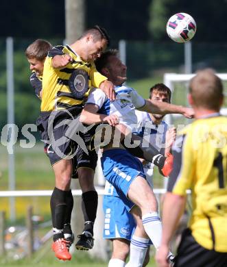 Fussball 1. Klasse Unteres Play Off. Oberes Moelltal gegen Stall.  Adolf Bodner,  (Oberes Moelltal), Christopher Granig (Stall). Rangersdorf, am 16.5.2015.
Foto: Kuess
---
pressefotos, pressefotografie, kuess, qs, qspictures, sport, bild, bilder, bilddatenbank