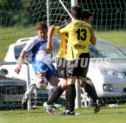 Fussball 1. Klasse Unteres Play Off. Oberes Moelltal gegen Stall. Torjubel Philipp Egger, Leonhard Ploessnig (Stall). Rangersdorf, am 16.5.2015.
Foto: Kuess
---
pressefotos, pressefotografie, kuess, qs, qspictures, sport, bild, bilder, bilddatenbank