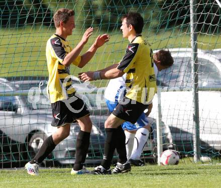 Fussball 1. Klasse Unteres Play Off. Oberes Moelltal gegen Stall. Torjubel Philipp Egger, Leonhard Ploessnig (Stall). Rangersdorf, am 16.5.2015.
Foto: Kuess
---
pressefotos, pressefotografie, kuess, qs, qspictures, sport, bild, bilder, bilddatenbank