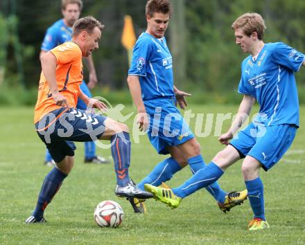 Fussball Unterliga Ost. DSG Sele Zell gegen Globasnitz. Dorian Urank,  (Sele Zell), Stefan Friessnegger (Globasnitz). Zell, am 17.5.2015.
Foto: Kuess
---
pressefotos, pressefotografie, kuess, qs, qspictures, sport, bild, bilder, bilddatenbank