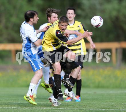 Fussball 1. Klasse Unteres Play Off. Oberes Moelltal gegen Stall.  Michael Josef Stolz, (Oberes Moelltal), Oliver Kollmitzer (Stall). Rangersdorf, am 16.5.2015.
Foto: Kuess
---
pressefotos, pressefotografie, kuess, qs, qspictures, sport, bild, bilder, bilddatenbank