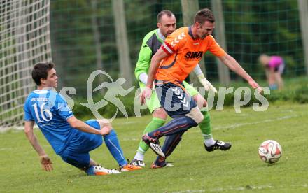 Fussball Unterliga Ost. DSG Sele Zell gegen Globasnitz. Gabriel Gregorn, Janez Urigelj,  (Sele Zell), Gerald Woelbl (Globasnitz). Zell, am 17.5.2015.
Foto: Kuess
---
pressefotos, pressefotografie, kuess, qs, qspictures, sport, bild, bilder, bilddatenbank