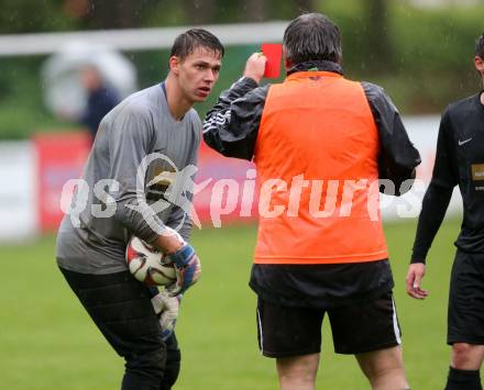 Fussball 2. Klasse C. Oberglan gegen Poertschach.  Gelb Rote Karte fuer Tormann Werner Pucher (Poertschach). Oberglan, am 22.5.2015.
Foto: Kuess
---
pressefotos, pressefotografie, kuess, qs, qspictures, sport, bild, bilder, bilddatenbank