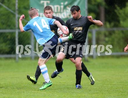 Fussball 2. Klasse C. Oberglan gegen Poertschach. Lukas Stueckelberger,  (Oberglan), Stefan Kuscher (Poertschach). Oberglan, am 22.5.2015.
Foto: Kuess
---
pressefotos, pressefotografie, kuess, qs, qspictures, sport, bild, bilder, bilddatenbank