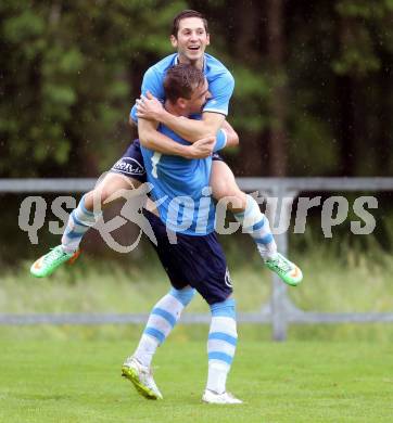 Fussball 2. Klasse C. Oberglan gegen Poertschach. Torjubel Stefan Johann Kraschl, Kevin Wuggenig (Oberglan). Oberglan, am 22.5.2015.
Foto: Kuess
---
pressefotos, pressefotografie, kuess, qs, qspictures, sport, bild, bilder, bilddatenbank