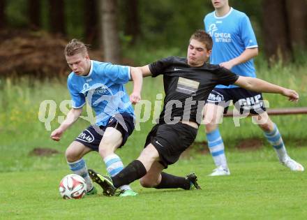 Fussball 2. Klasse C. Oberglan gegen Poertschach. Lukas Stueckelberger,  (Oberglan), Gernot Suppan (Poertschach). Oberglan, am 22.5.2015.
Foto: Kuess
---
pressefotos, pressefotografie, kuess, qs, qspictures, sport, bild, bilder, bilddatenbank