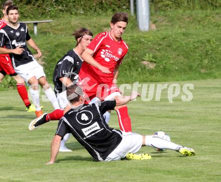 Fussball. Unterliga Ost. Ludmannsdorf gegen KAC 1909. Markus Partl (Ludmannsdorf), Laslo Rozgonji, Michael Eisterlehner (KAC 1909). Ludmannsdorf, 31.5.2015.
Foto: Kuess
---
pressefotos, pressefotografie, kuess, qs, qspictures, sport, bild, bilder, bilddatenbank