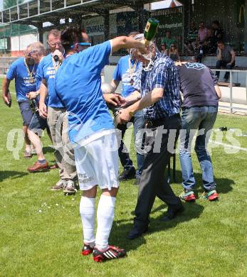 Fussball Kaerntner Liga. Annabichler SV gegen ATUS Ferlach.  Sektdusche fuer Werner Lippitz. Annabichl, am 7.6.2015.
Foto: Kuess
---
pressefotos, pressefotografie, kuess, qs, qspictures, sport, bild, bilder, bilddatenbank