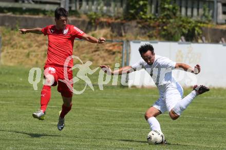 Fussball Kaerntner Liga. Annabichler SV gegen ATUS Ferlach. Matthias Dollinger, (ASV),  David Muenzer (Ferlach). Annabichl, am 7.6.2015.
Foto: Kuess
---
pressefotos, pressefotografie, kuess, qs, qspictures, sport, bild, bilder, bilddatenbank