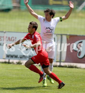 Fussball Kaerntner Liga. Annabichler SV gegen ATUS Ferlach. Almedin Hota, (ASV), Ernst Golautschnig  (Ferlach). Annabichl, am 7.6.2015.
Foto: Kuess
---
pressefotos, pressefotografie, kuess, qs, qspictures, sport, bild, bilder, bilddatenbank