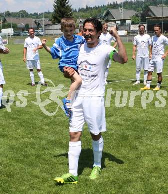 Fussball Kaerntner Liga. Annabichler SV gegen ATUS Ferlach. Jubel Almedin Hota mit Sohn (ASV). Annabichl, am 7.6.2015.
Foto: Kuess
---
pressefotos, pressefotografie, kuess, qs, qspictures, sport, bild, bilder, bilddatenbank